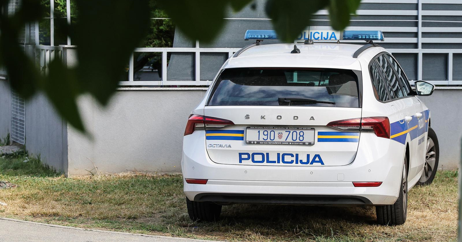 Požeški policajac imao odnose u službenom autu, pokrenut disciplinski postupak