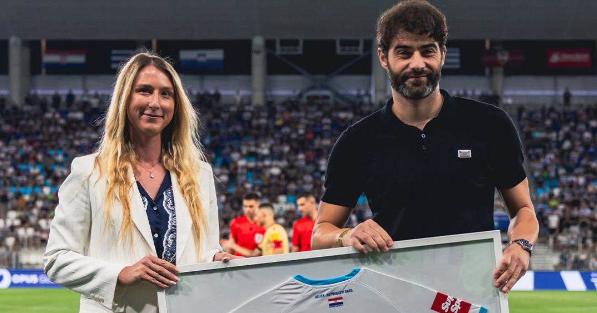 FOTO Mile Škorić s novim imidžom posjetio Osijek. Predsjednica mu uručila poklon