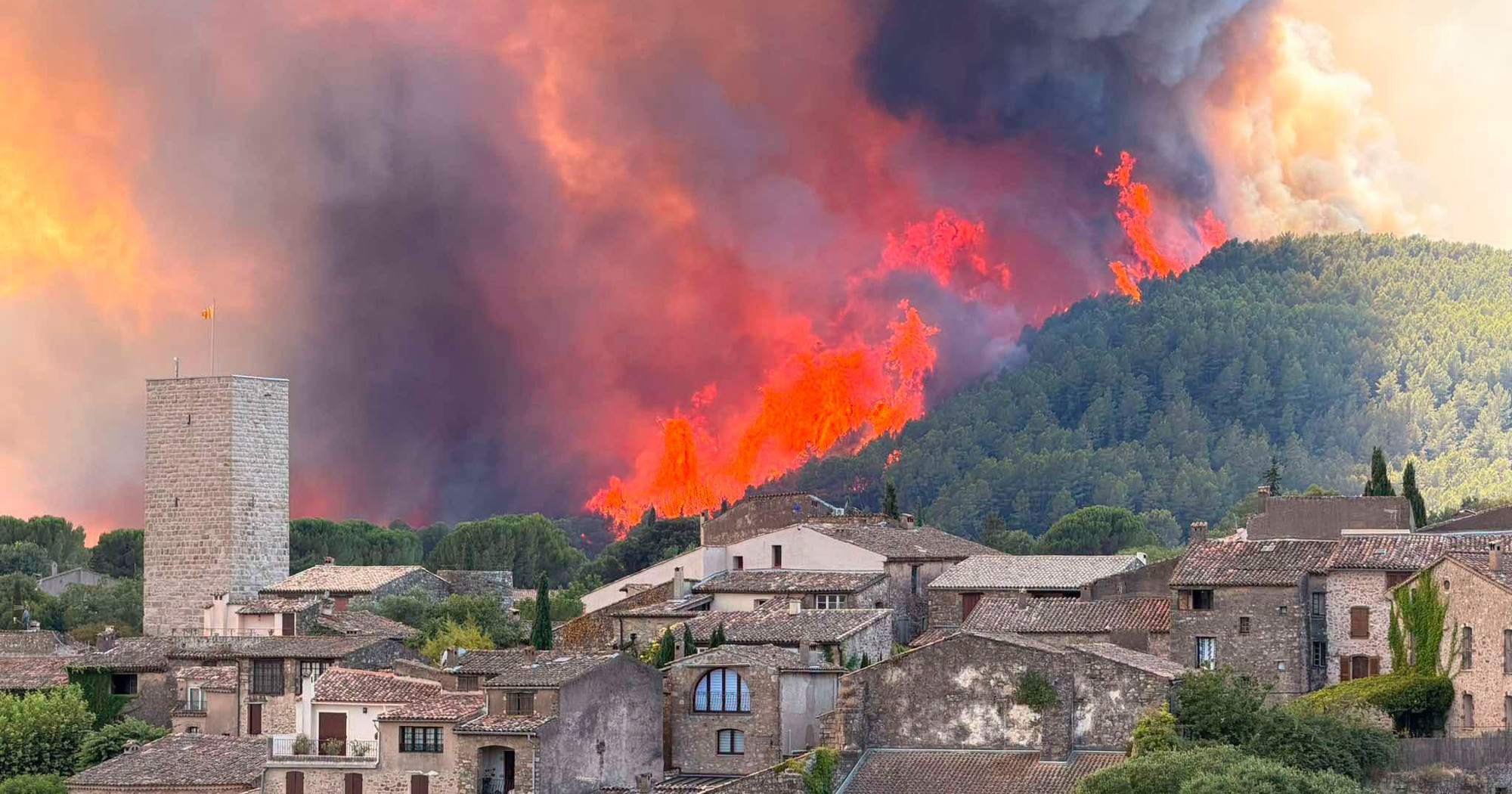 VIDEO Šumski požar na francuskoj Rivijeri prijeti kućama