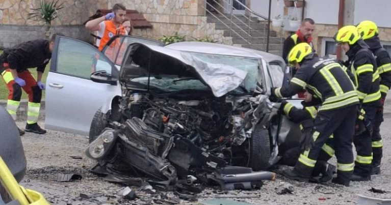 Teška prometna kod Požege, jedna osoba poginula. Vatrogasci rezali lim da izvuku ljude