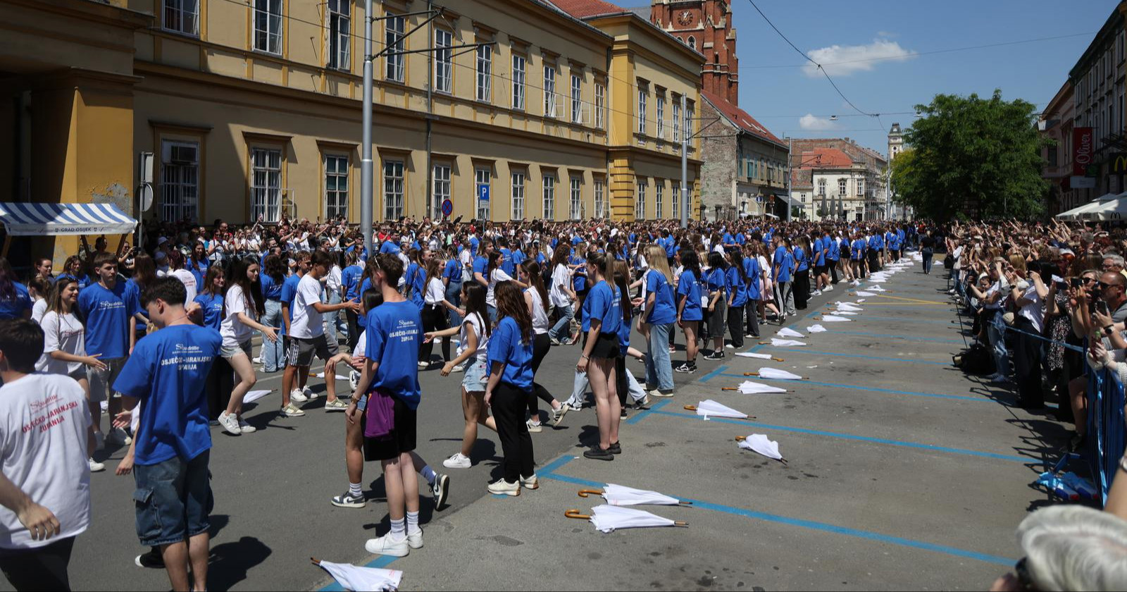 FOTO Osječki maturanti tradicionalno otplesali quadrillu