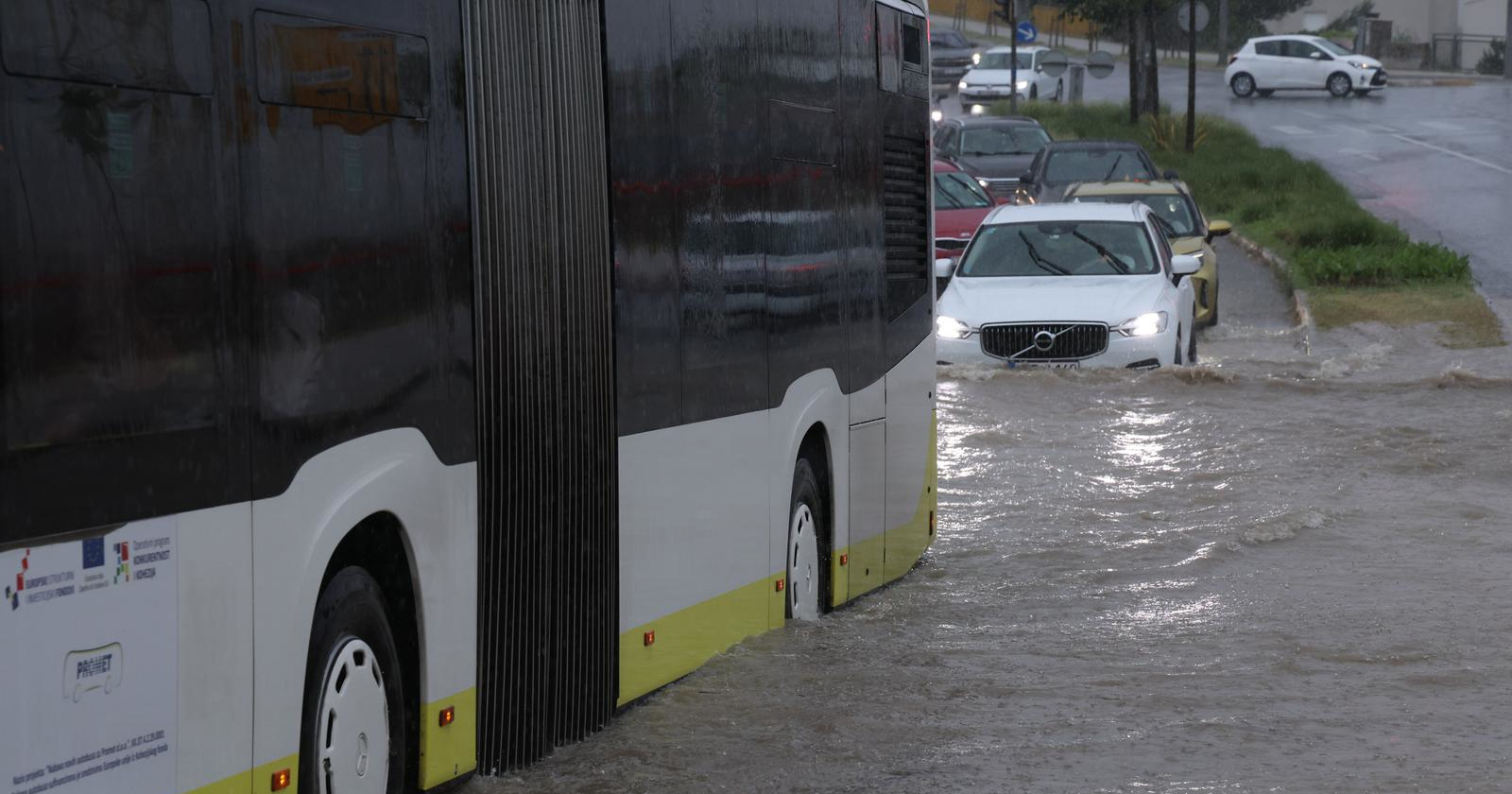 Stižu pljuskovi i grmljavina. Na Jadranu moguće urbane poplave