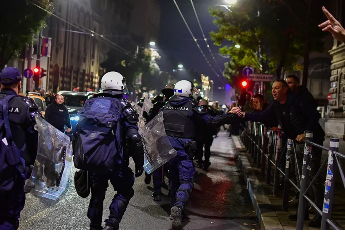 Je li ovo fotka večeri? Policajac daje ruku čovjeku koji slavi Vučićev pad