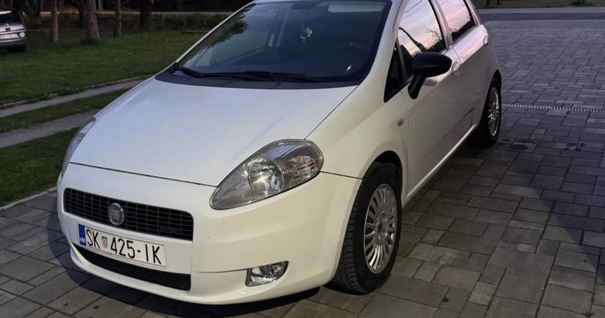 Najbolji auto oglasi: U ponudi Tesla, BMW, ali i Fiat Punto 