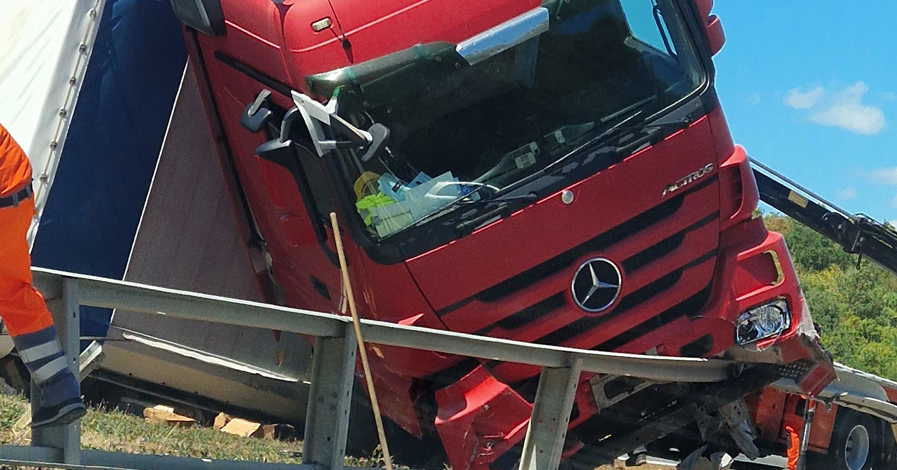 FOTO Pogledajte slike s A1, kamion se prevrnuo preko obje trake i prekinuo promet