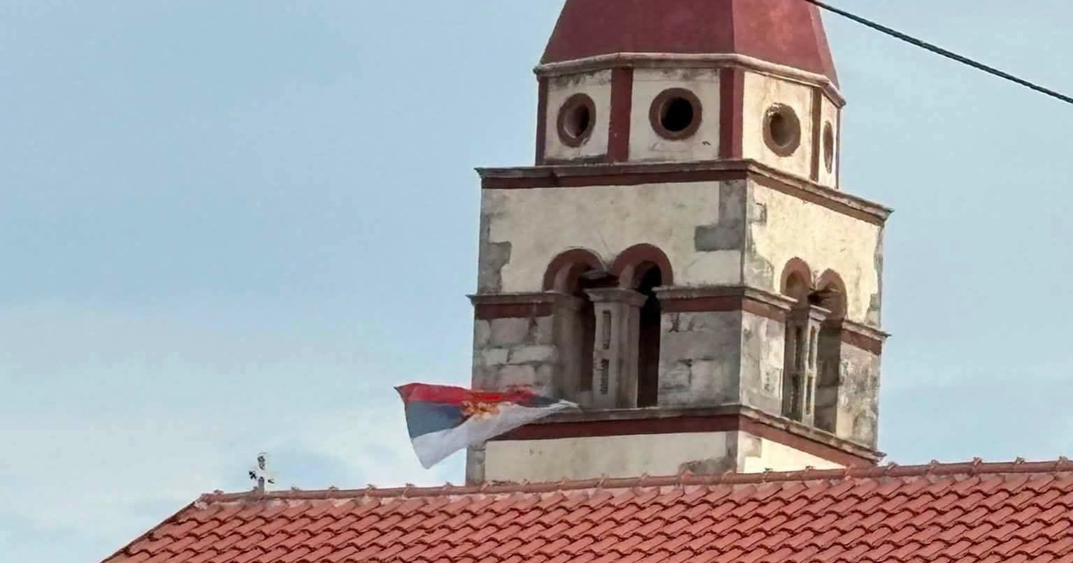 Vijećnik objavio "srpsku zastavu" na crkvi u Karinu. Policija: To je zastava SPC-a