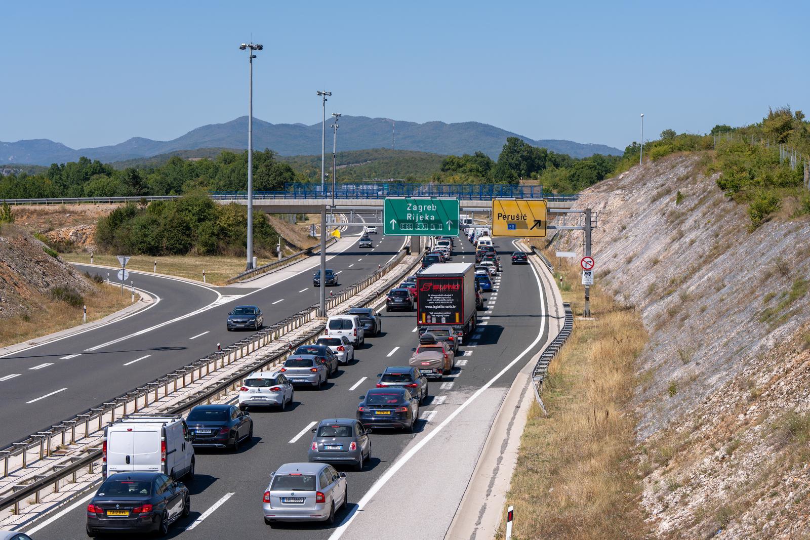 VIDEO Velika kolona na A1, auti stoje
