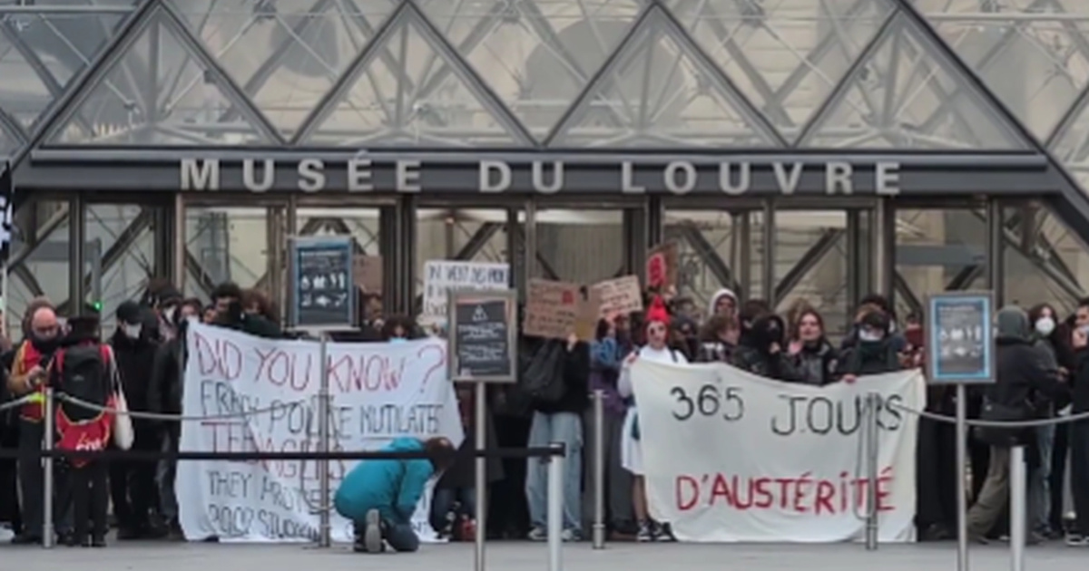VIDEO Prosvjednici blokirali Louvre u Parizu. Turisti ne mogu ući u muzej