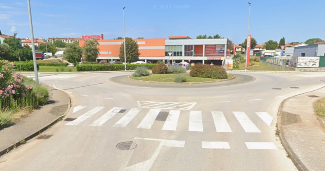 Vozač romobila u Rovinju nakon sudara s autom udario u troje pješaka