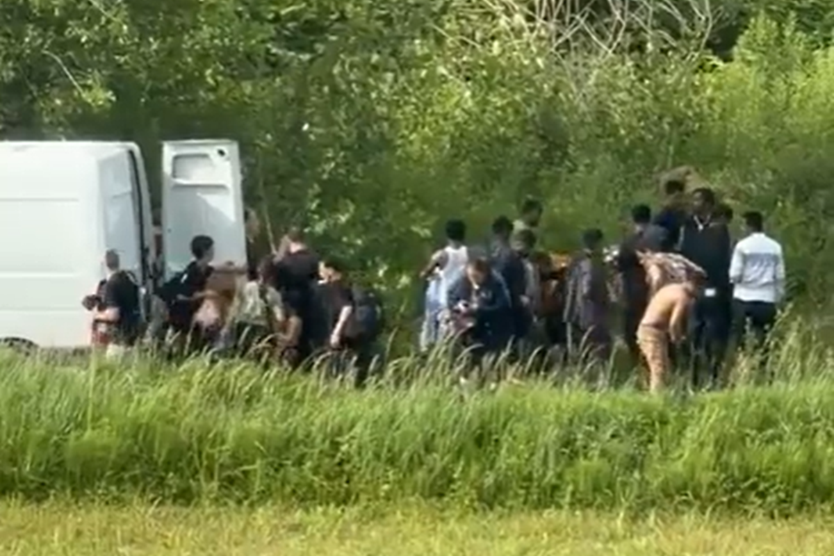 Širi se snimka, bijeli kombi iskrcava hrpu migranata u Zagre