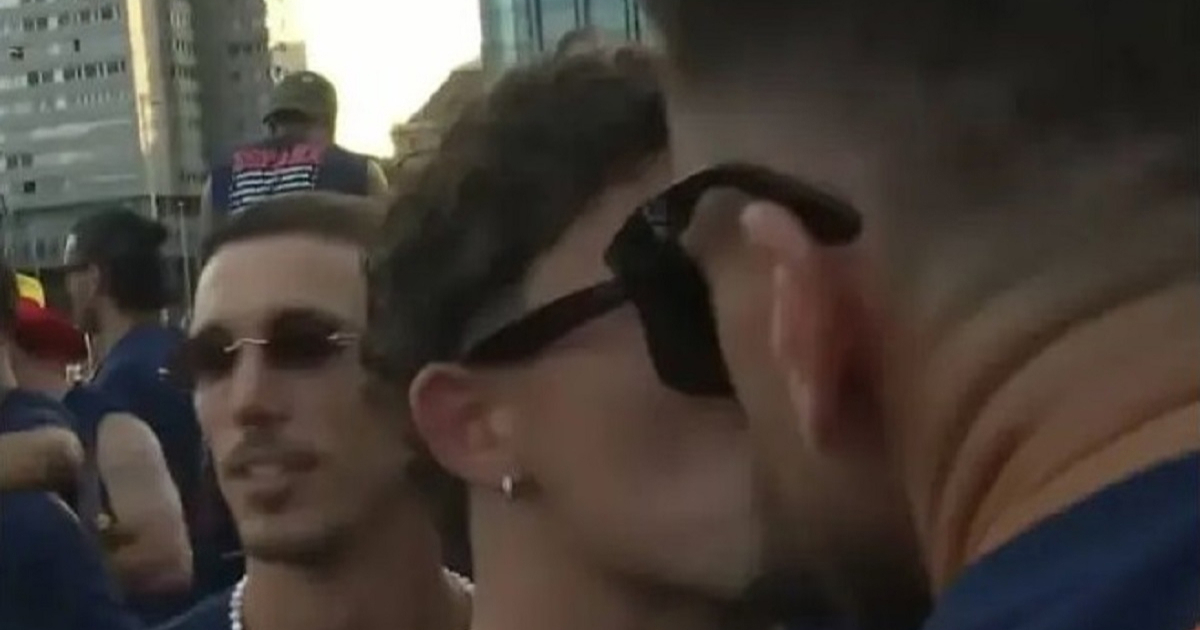 VIDEO Španjolski reprezentativci ljubili se u usta tijekom parade za svjetske prvake