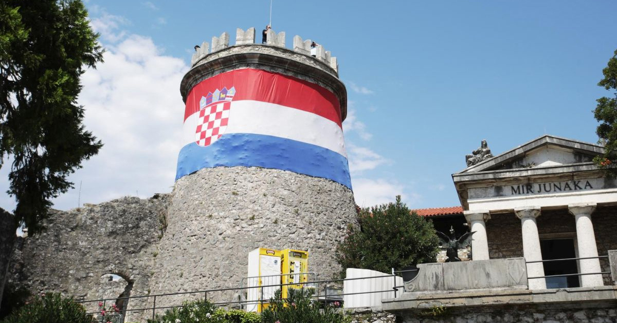 Rijeka se sprema za Oluju. Kolona bajkera, 222 baklje, svijeće i vijenci...