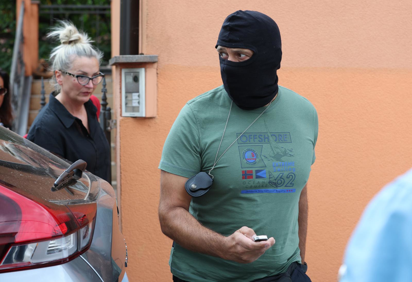 Zašto je na pretresu kuće šefa u HOO-u bio i jedan policajac s fantomkom na glavi?