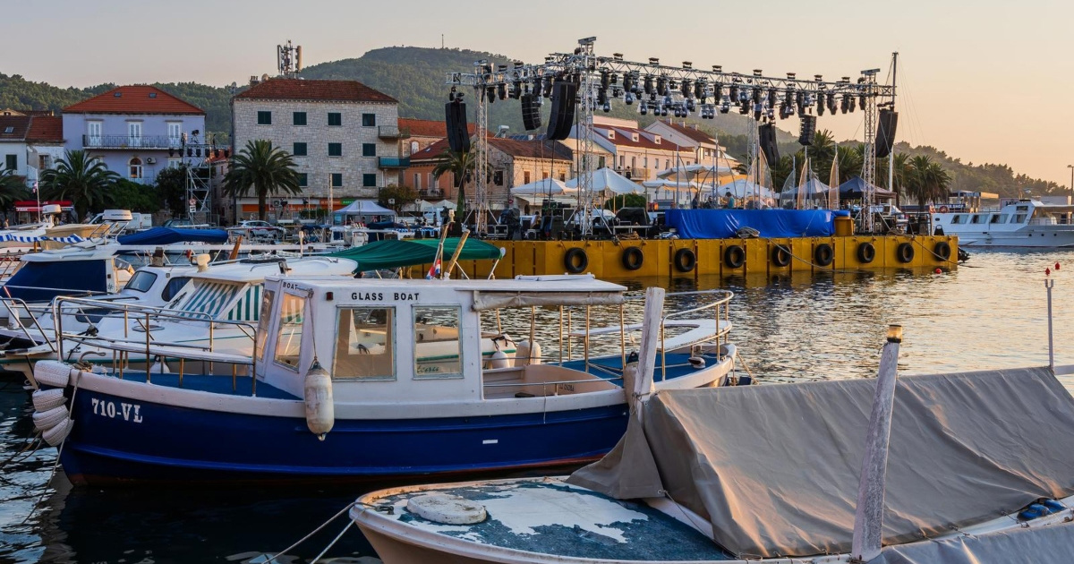 FOTO Vela Luka odbrojava do koncerta u čast Oliveru Dragojeviću
