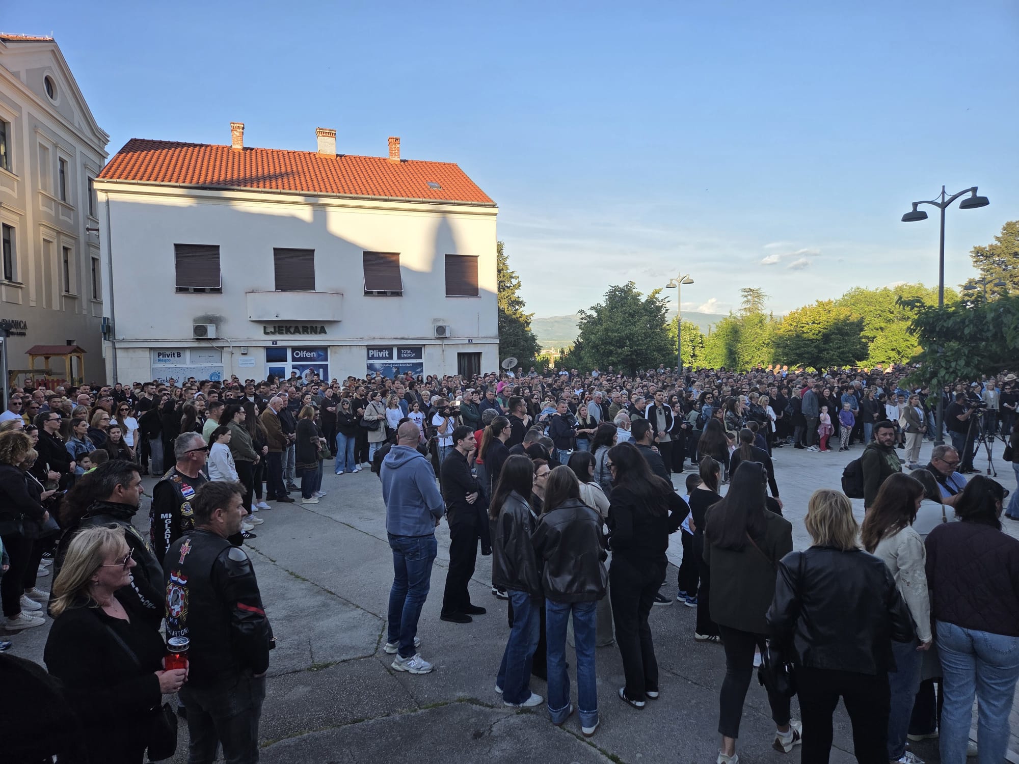 Stotine na prosvjedu u Drnišu. Suze i golema tuga, klapa odala počast Luki