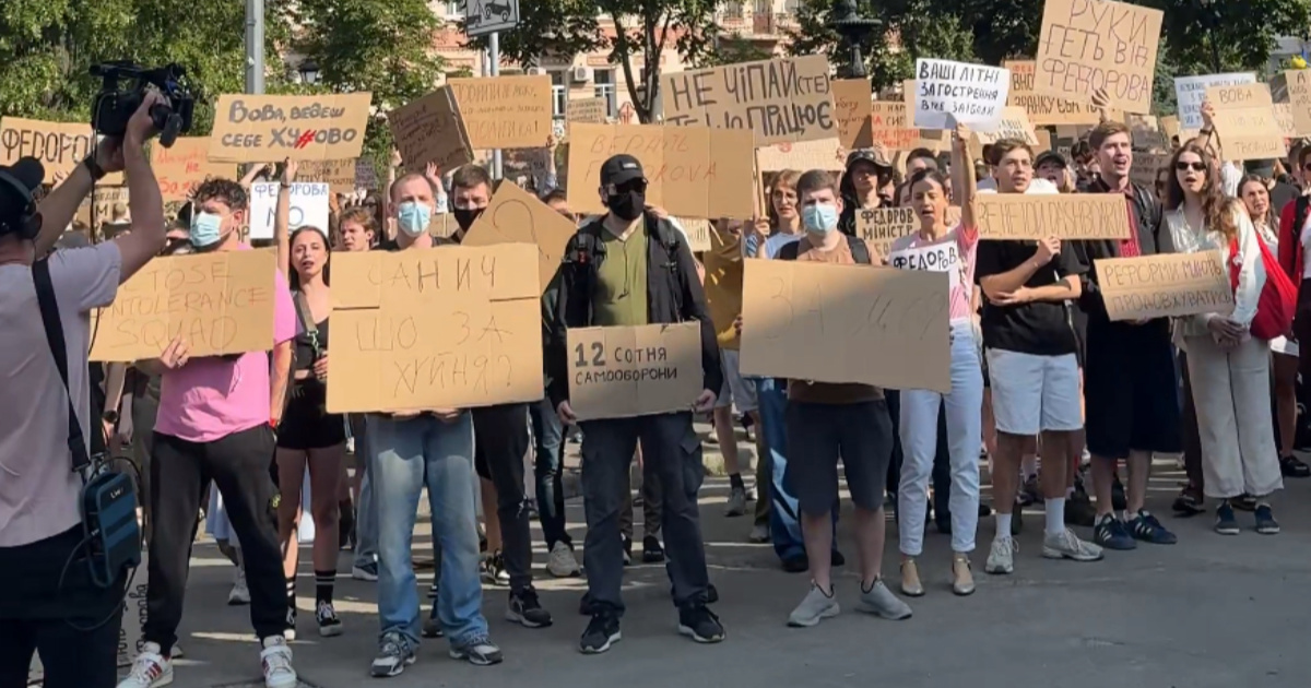 Zelenski naprasno smijenio ministra obrane, Ukrajinci mu stigli pred ured: "Sramota!"