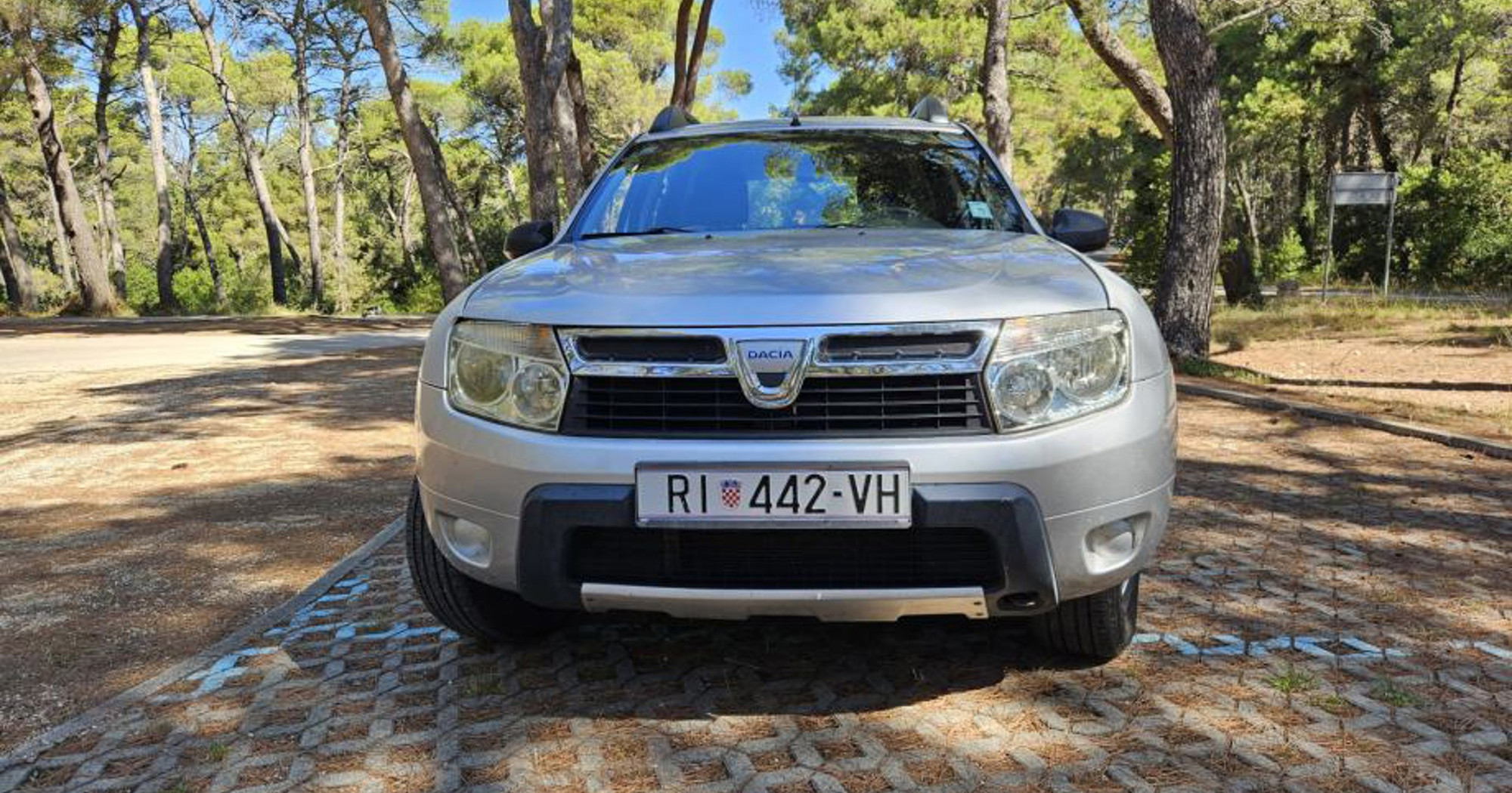 Ovaj Duster ima 71.100 km i registriran je do 2027. Prodaje se za 6300 €