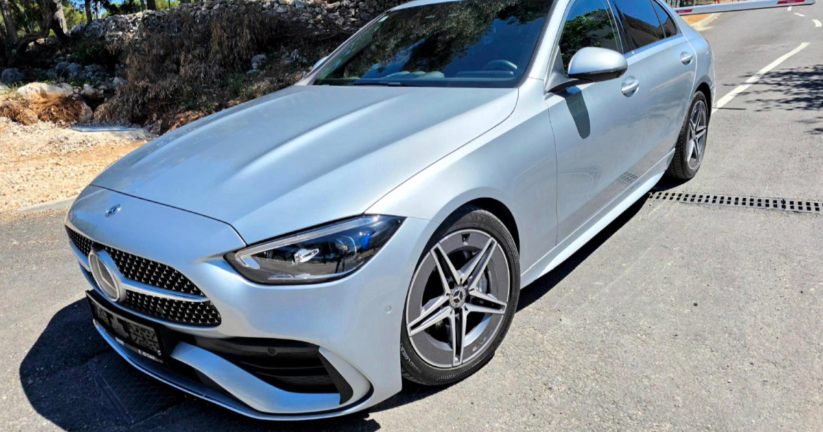 Najbolji auto oglasi: Mercedes C300d AMG Line s bogatom opre