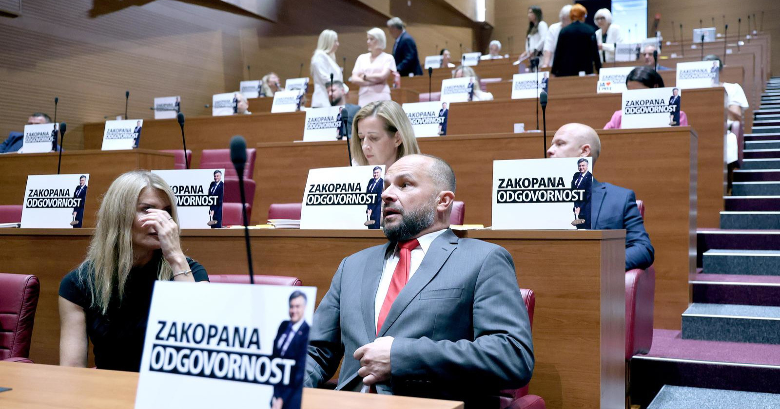 FOTO Pogledajte što je oporba ostavila na klupama uoči rasprave o otpadu u Lici