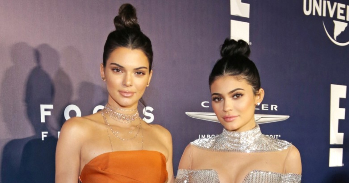 Kendall i Kylie Jenner pozirale u donjem rublju pored Djeda Božićnjaka