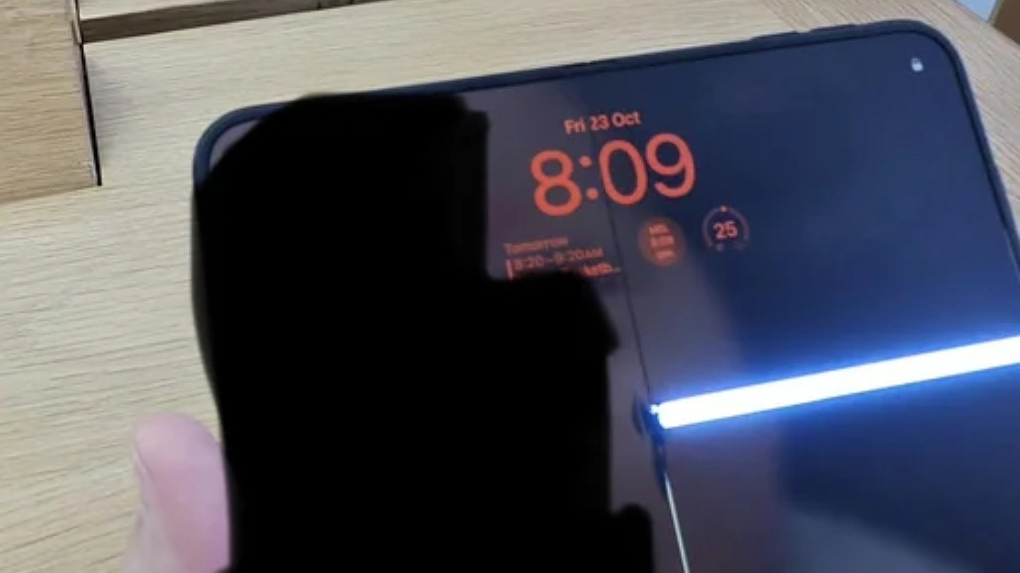 Kupio novi preklopni iPhone, nosio ga na servis nakon samo šest sati