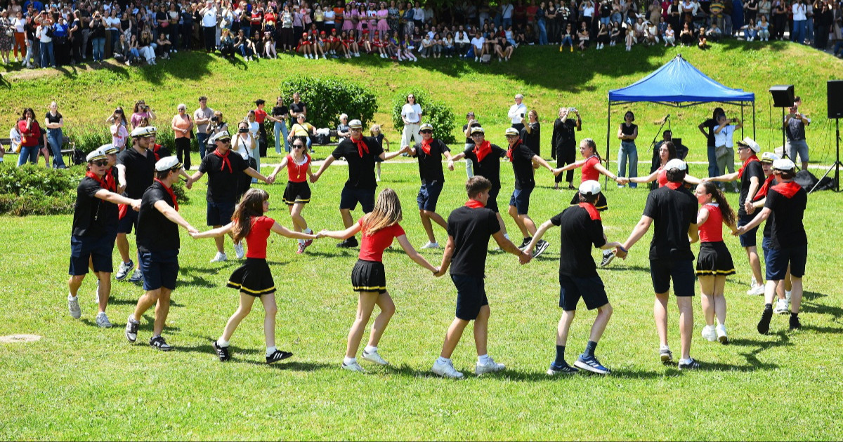 FOTO Karlovački maturanti otplesali tradicionalno salonsko kolo
