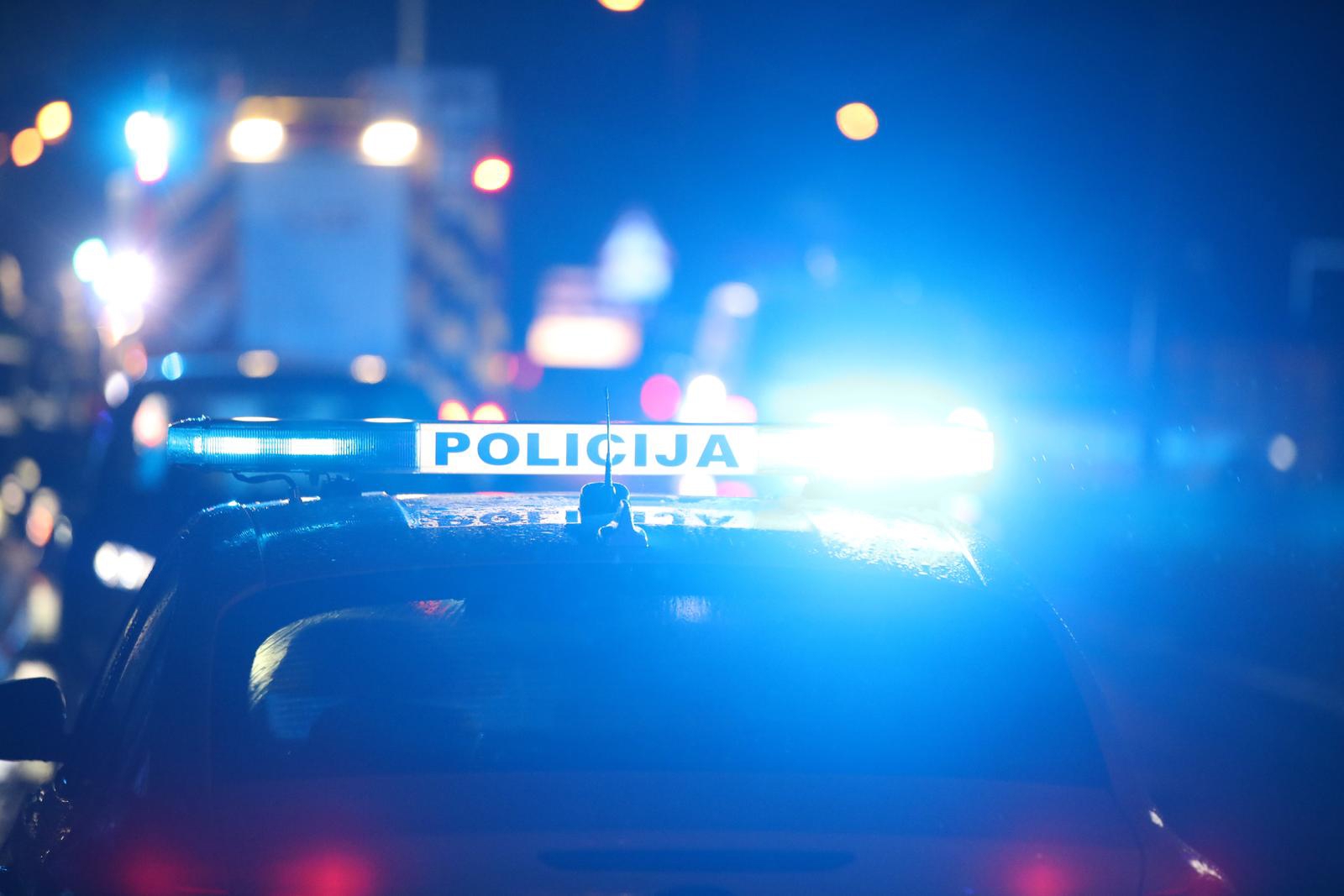 Na Pagu prijetio (72) policajcima smrću pa jednog napao, policajac lakše ozlijeđen