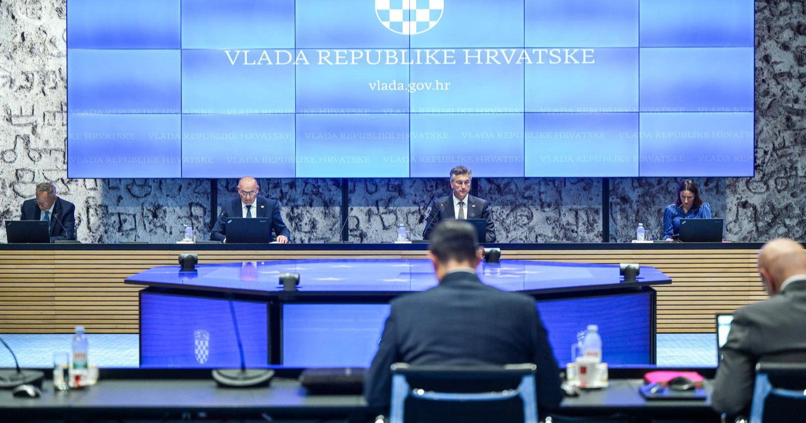 Vlada predložila nove uprave Hrvatskih cesta i Jadrolinije