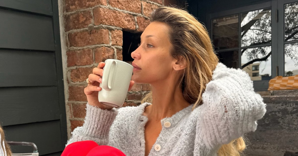 Bella Hadid nosi upečatljive hlače koje jednostavne kombinacije čine zanimljivijima
