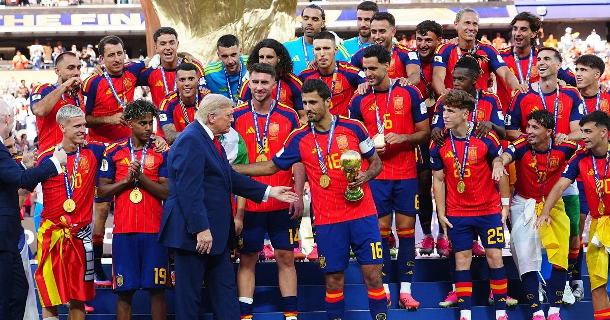 VIDEO Trump se nije htio maknuti iz kadra nakon što je uručio trofej Španjolskoj