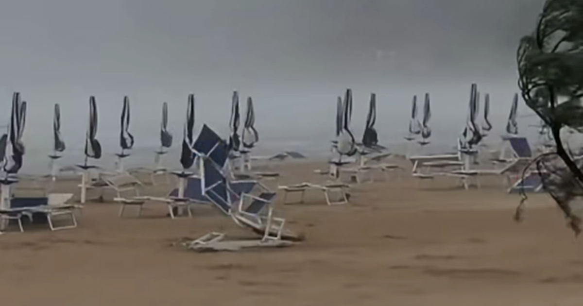 VIDEO Pogledajte kako je vjetar nosio plastične ležaljke po plaži na Rabu