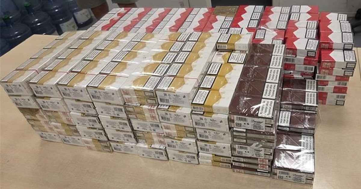 FOTO Carina u tvorničkim šupljinama kombija pronašla 16.100 cigareta