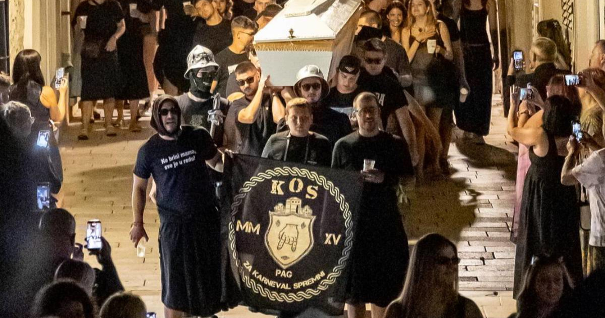 Na karnevalu u Pagu dečki u crnom sa zastavom KOS-a spalili dežurnog krivca Marka