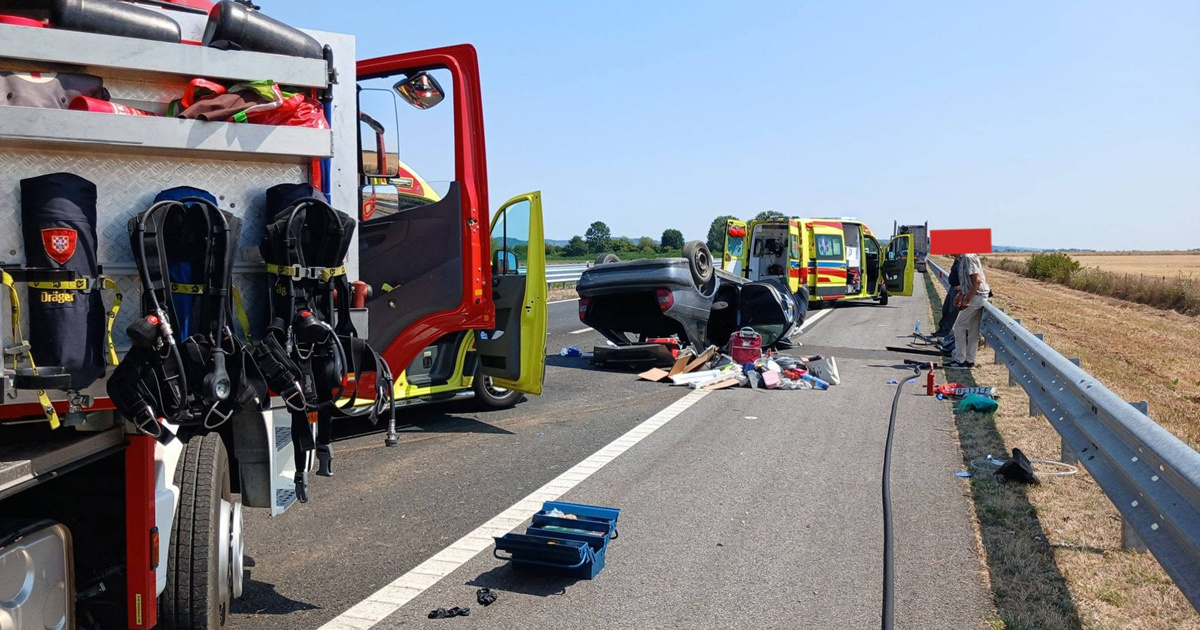 FOTO Srbin se zabio u kamion na A3. Auto završio na krovu, putnica teško ozlijeđena
