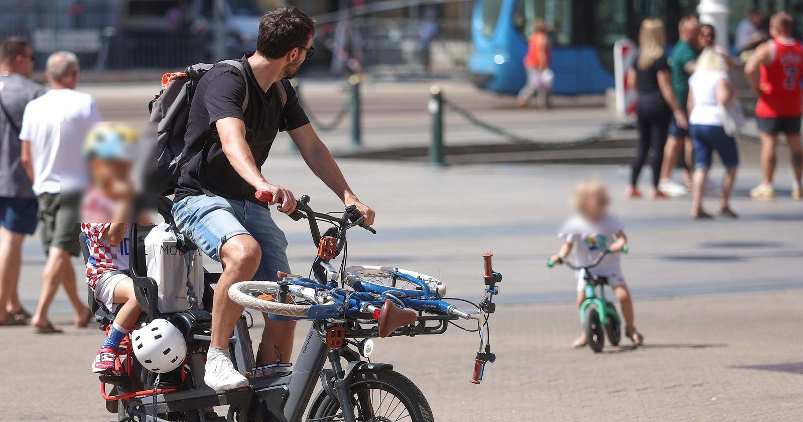FOTO Tata iz Zagreba pokazao kako izgleda obiteljski prijevoz na dva kotača