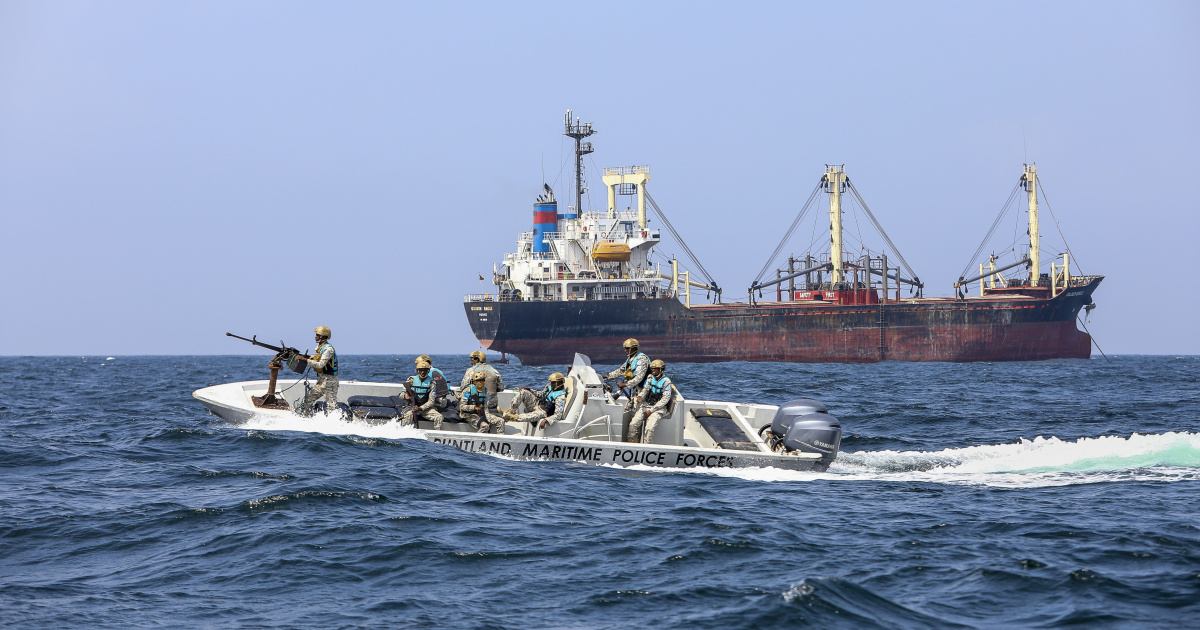 Somalski pirati opet haraju morem. Oteti brod koriste kao bazu za nove napade