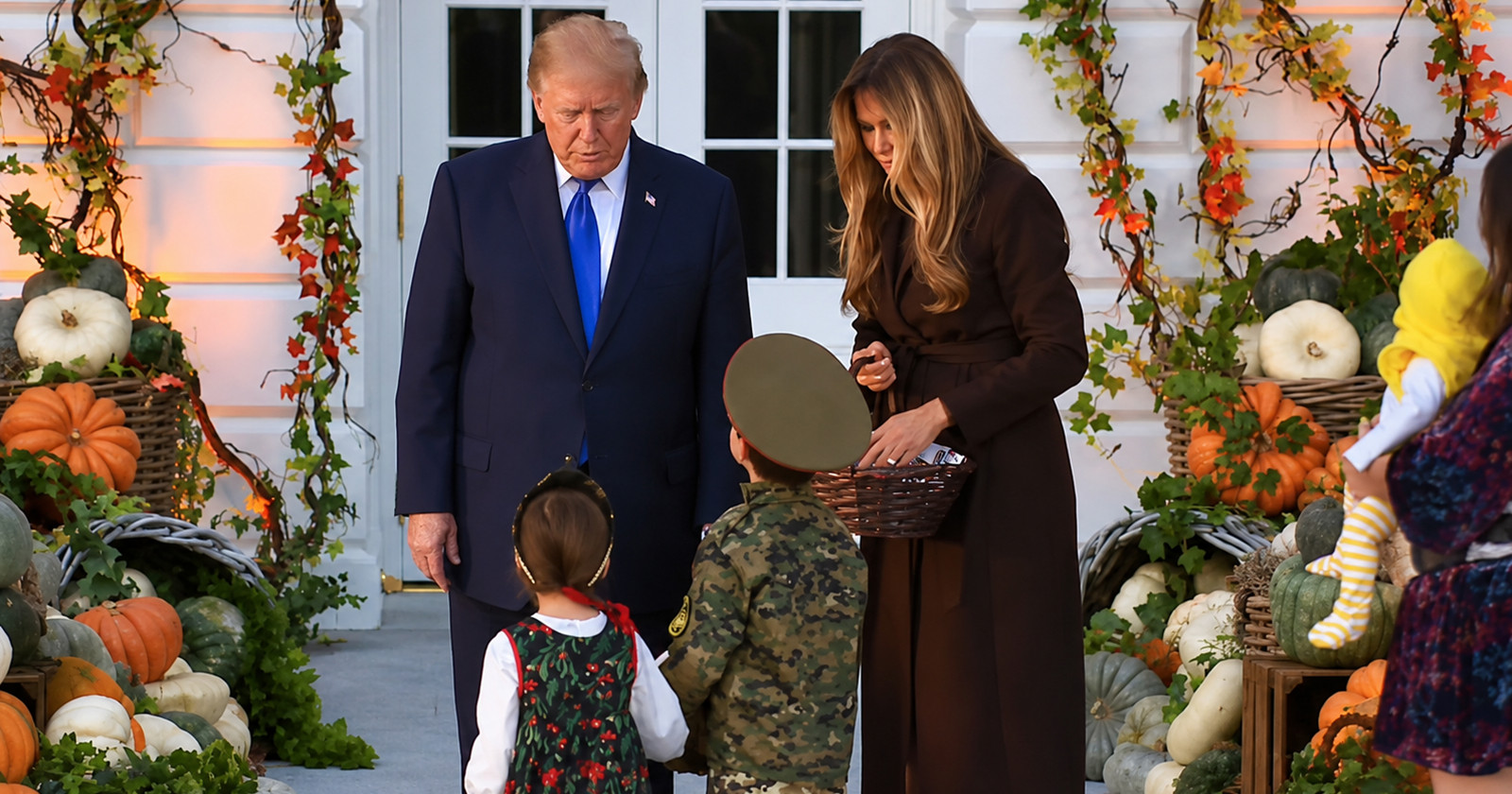 Donald i Melania dijelili slatkiše u Bijeloj kući. Dječak došao u sovjetskoj uniformi