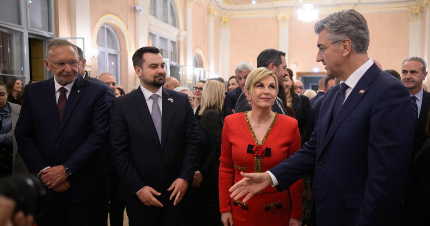 Kolinda Grabar-Kitarović na otvorenju Mimare privukla pažnju u crvenoj haljini