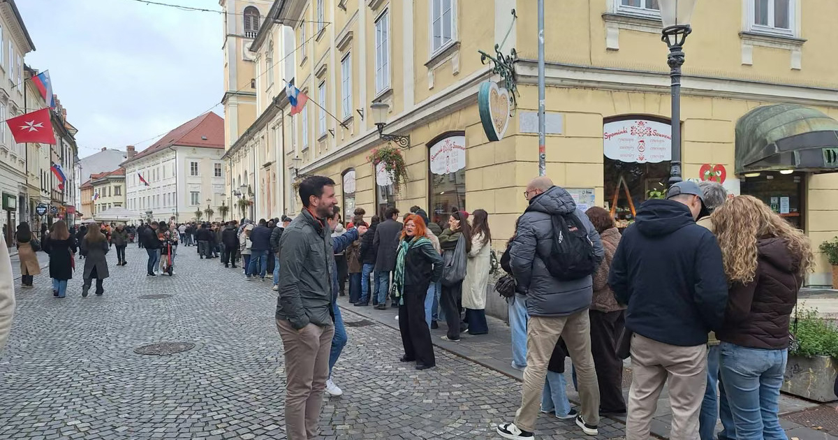 VIDEO Ogroman red u Ljubljani, birači plešu užičko kolo