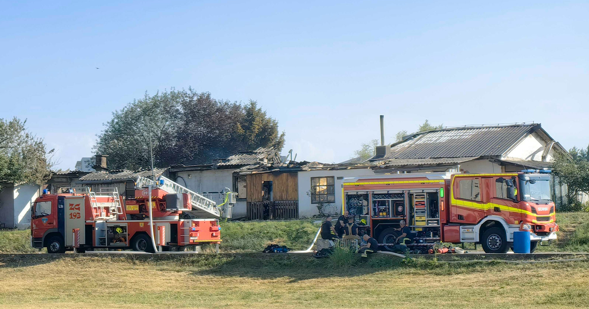 FOTO Požar kuće u Zagrebu, vatrogasci spasili jednu osobu