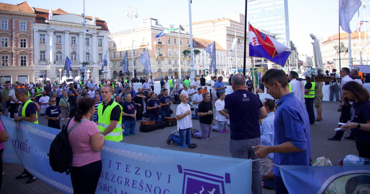 VIDEO Klečavci opet na Trgu. Stigli protuprosvjednici, žena ih poziva na Hod za Liku