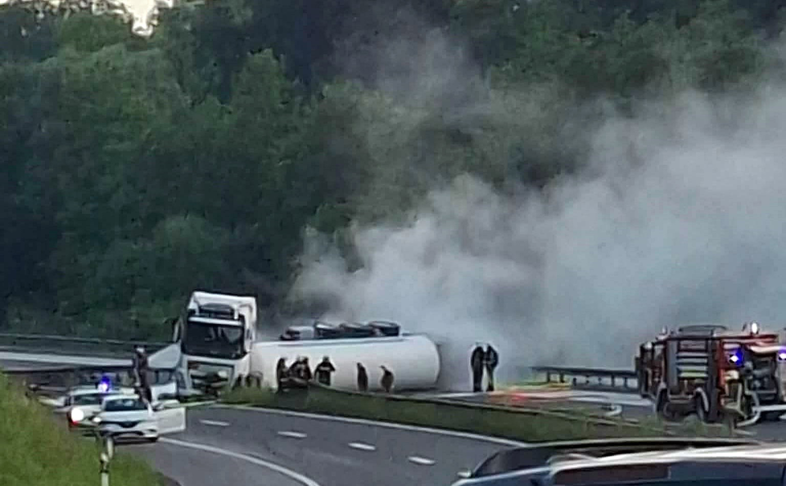 Cisterna s plinom prevrnula se na A4, vozač zaspao za volano