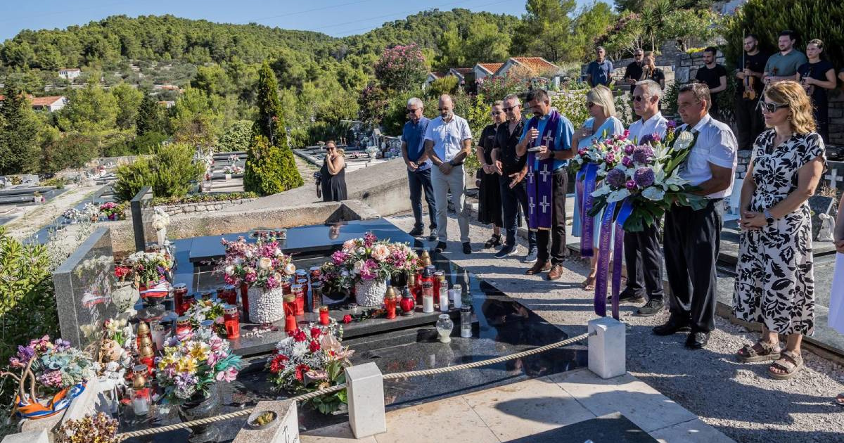 VIDEO Na osmu godišnjicu Oliverove smrti položeni vijenci na njegov grob u Veloj Luci