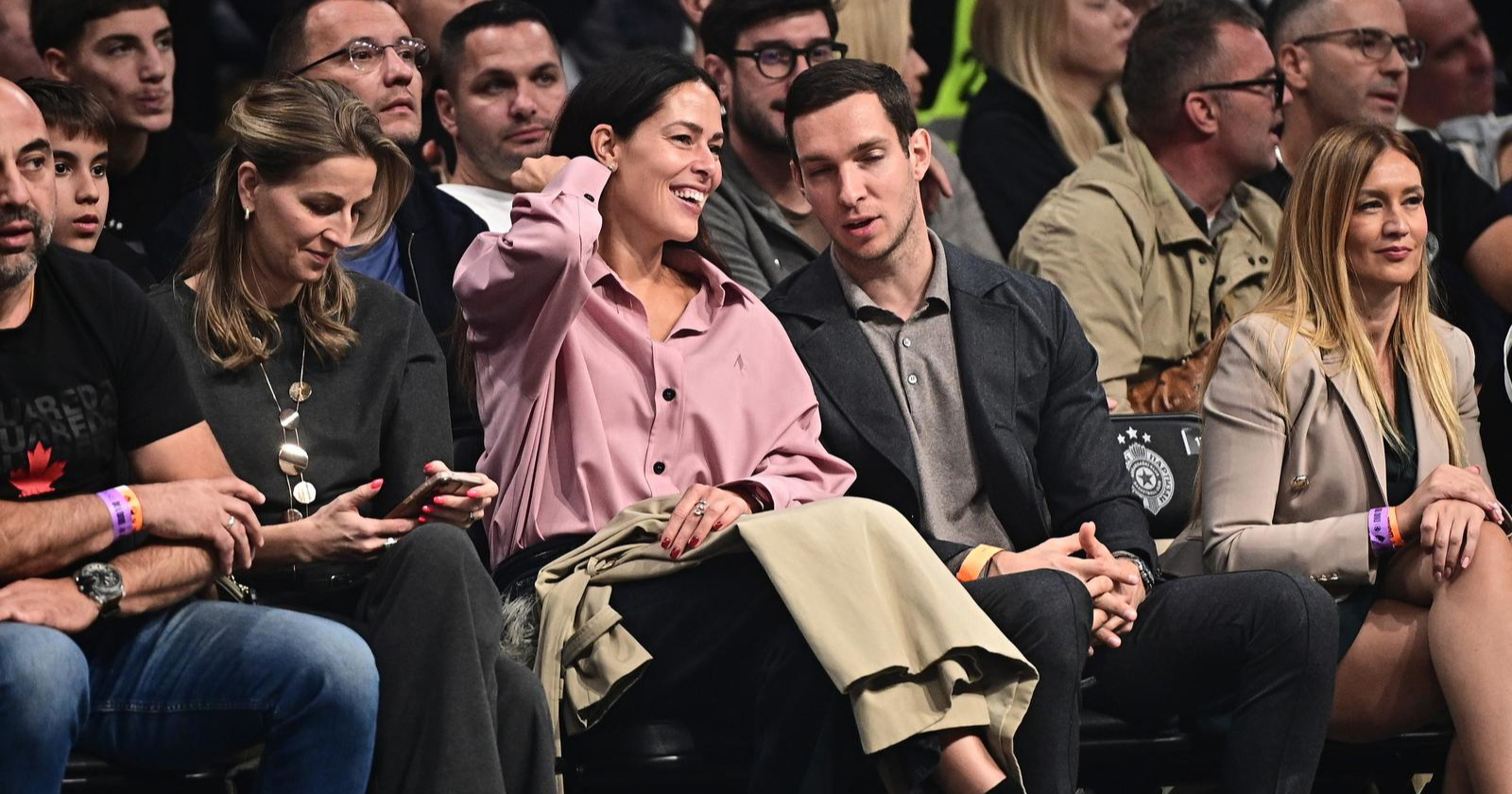 FOTO Ana Ivanović pojavila se na beogradskom derbiju, društvo joj je pravio brat