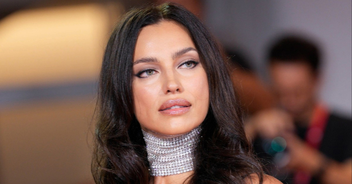 Irina Shayk u Veneciji spojila korzet, vezice i vrtoglavo visoke potpetice