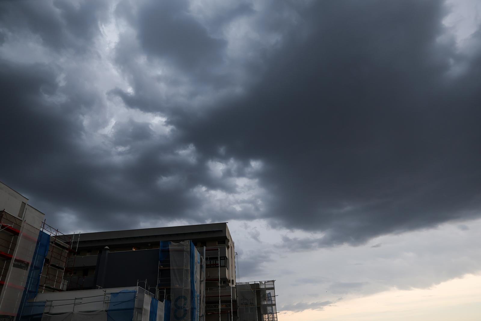 Nevrijeme stiglo do Hrvatske, tuča u Međimurju i Zagorju, u Zagrebu grmi