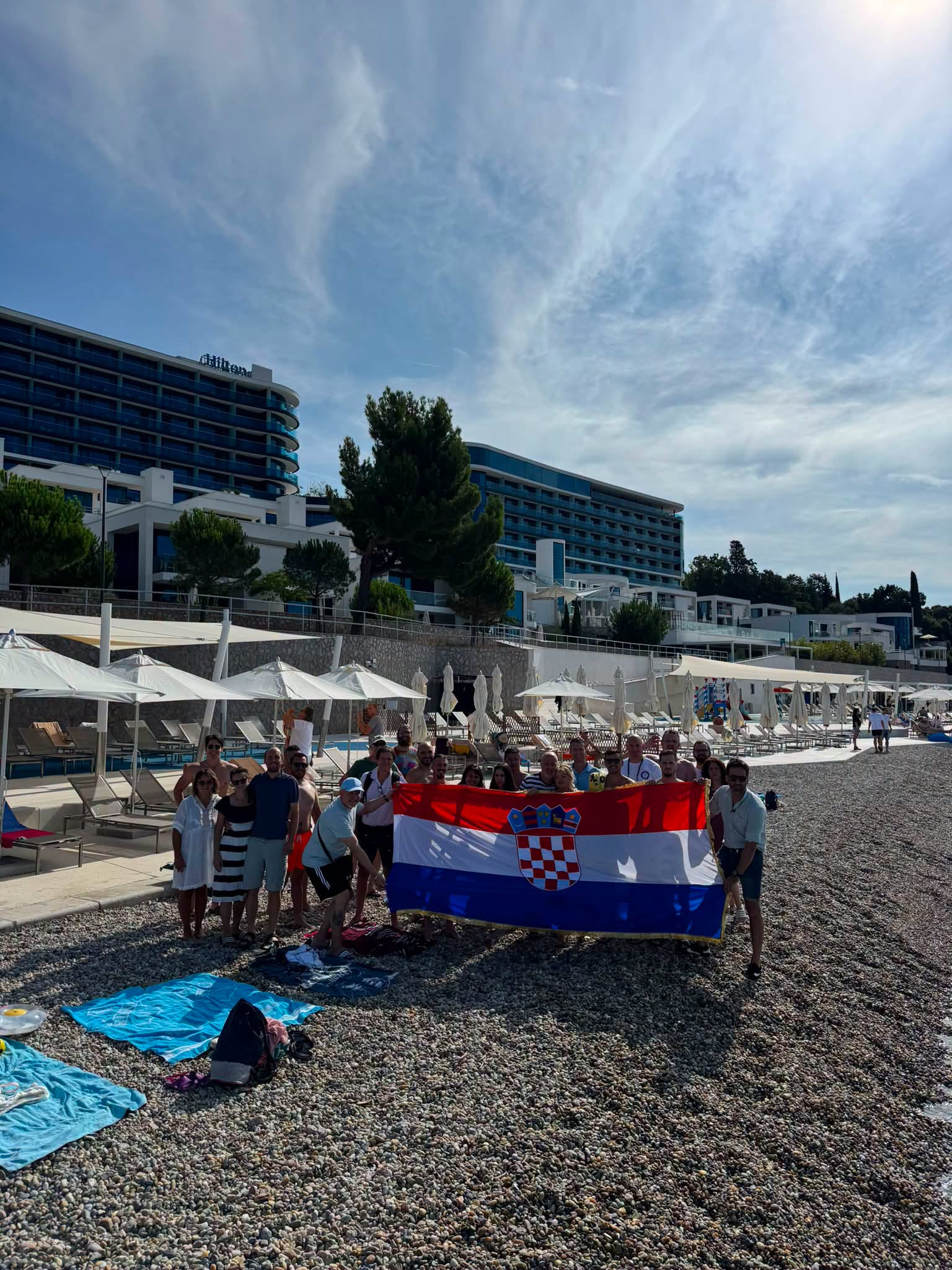 VIDEO Miletić opet prerezao lokot na plaži: "Izvršili smo desant na Costabellu"
