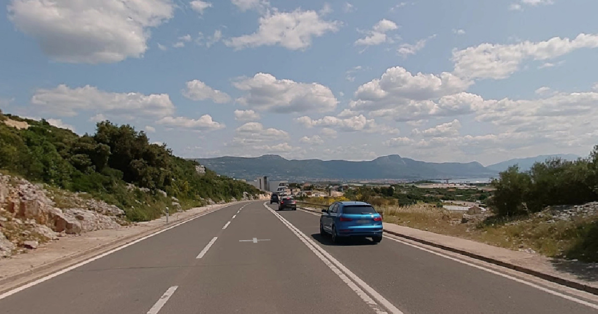 Sudar kamiona i dva auta kod Trogira, tri osobe završile u bolnici