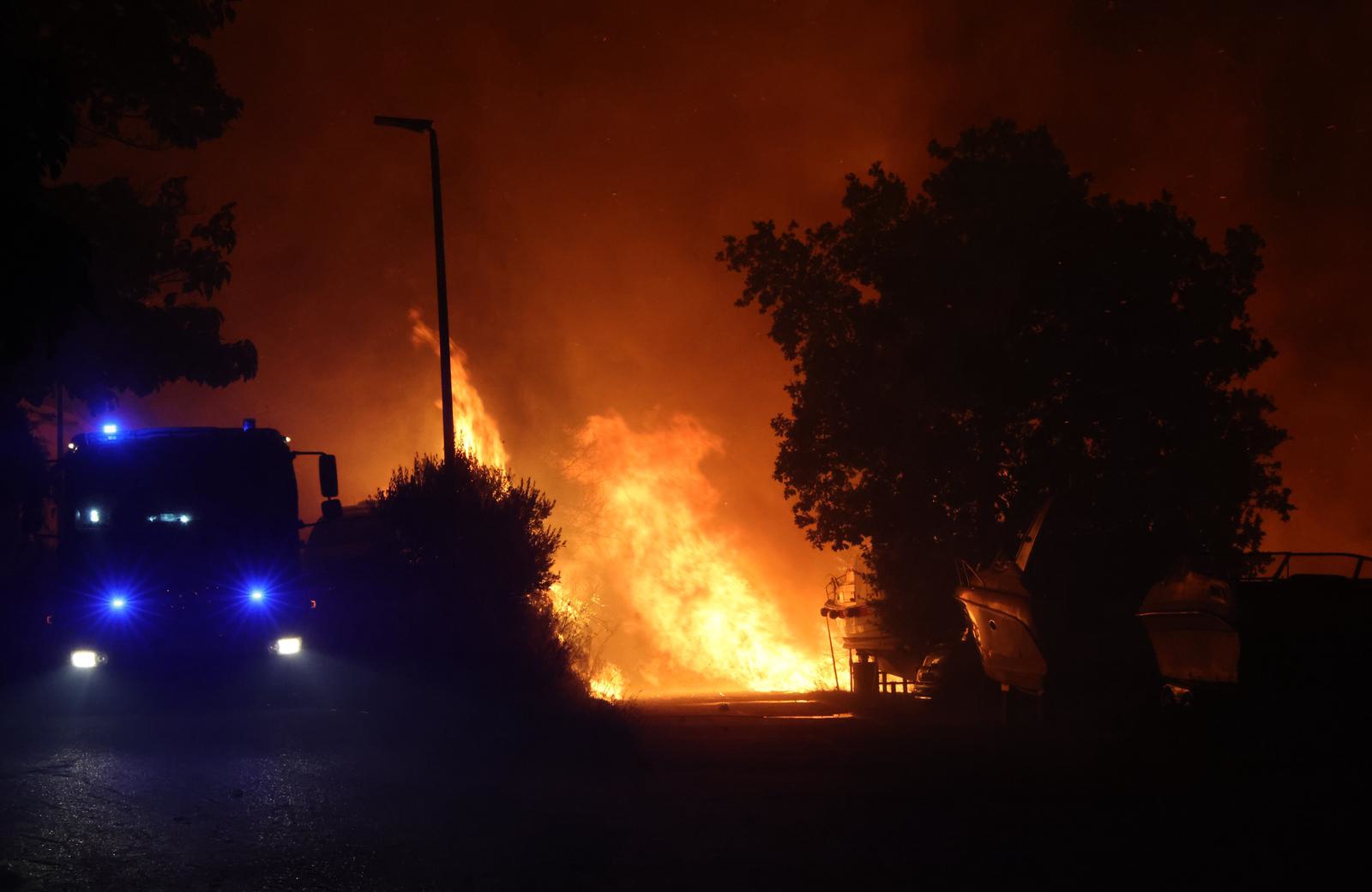 Vatrogasci iz četiri županije s kontinenta hitno idu prema Omišu
