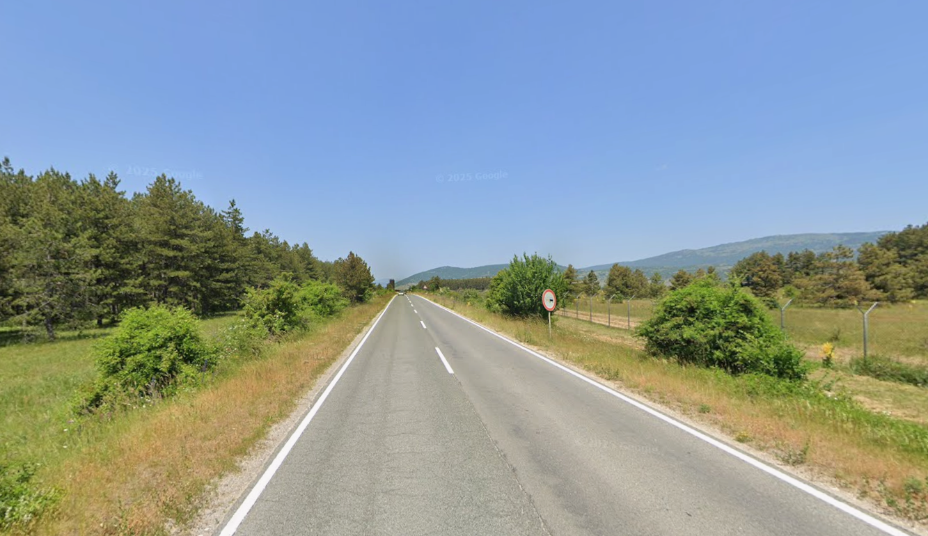 Auto pun migranata izletio kod Udbine: Jedan mrtav, 8 ozlije